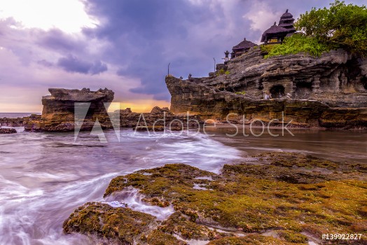 Bild på Tanah Lot Temple in Bali Indonesia - nature and architecture background